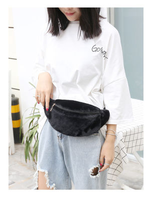 Cena fabryczna Faux Rabbit Fur Torba na talię Zimowa nerka Kobieta Travel Bum Hip Monety Etui na telefon Casual Torba na klatkę piersiową